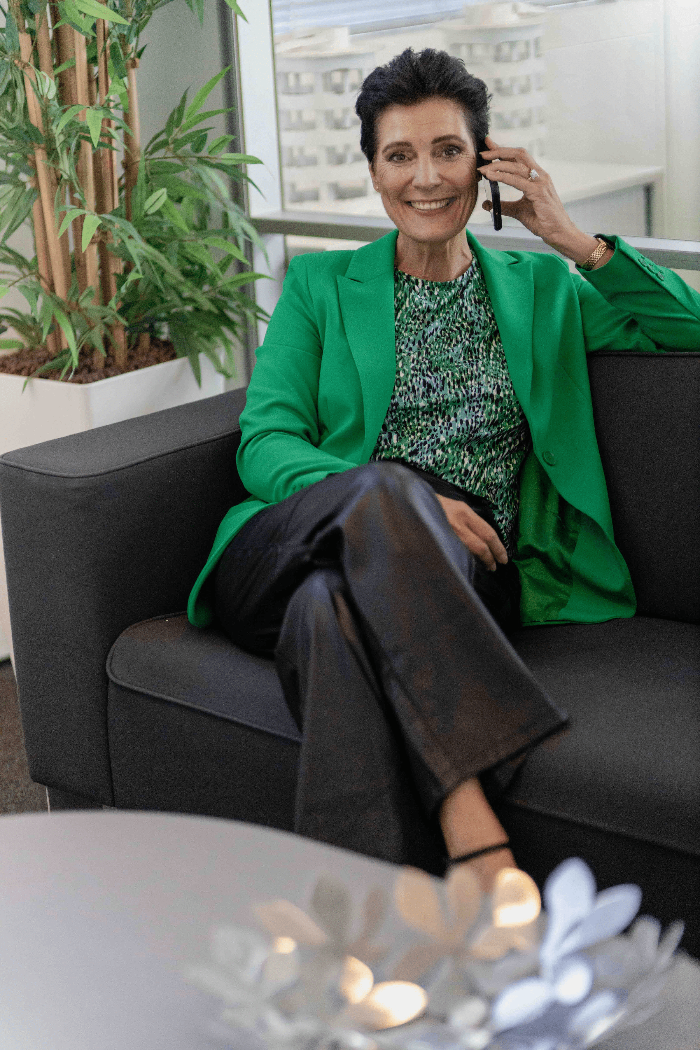 Groen jasje en telefoon_voor website_EN (1)-min